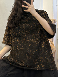 女性のレトロな着用インクプリントポケットルーズシャツ