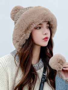 冬の女性は暖かい毛玉帽子を厚くします。