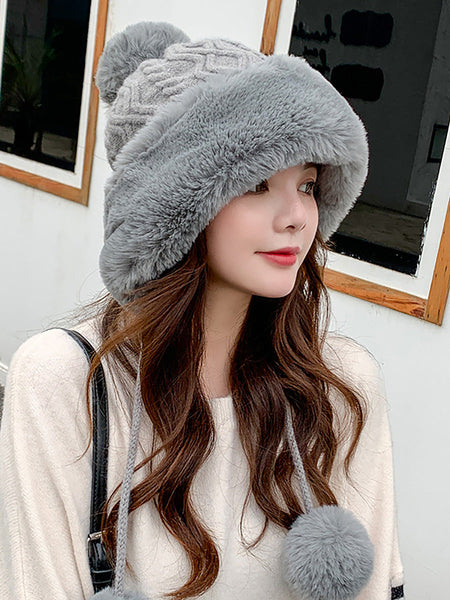 冬の女性は暖かい毛玉帽子を厚くします。